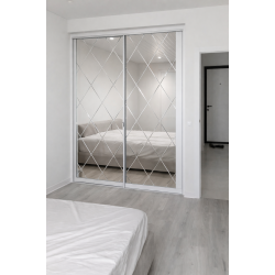 Двери-купе-в-нишу-для-спальни-с-зеркалом-ромбы